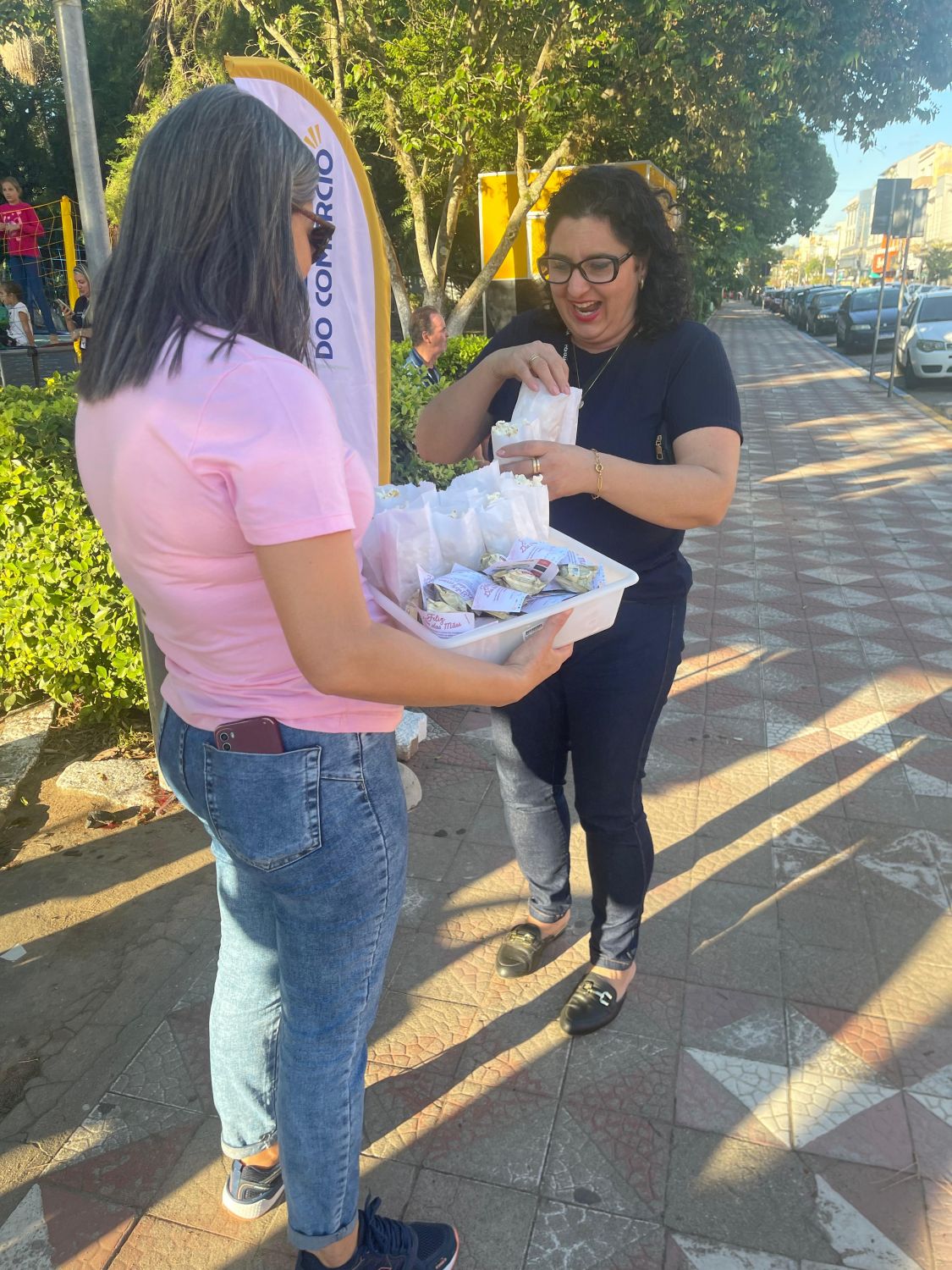 Ação de Dia das Mães movimenta Esquina Democrática de Camaquã neste Domingo #TriJuntos 