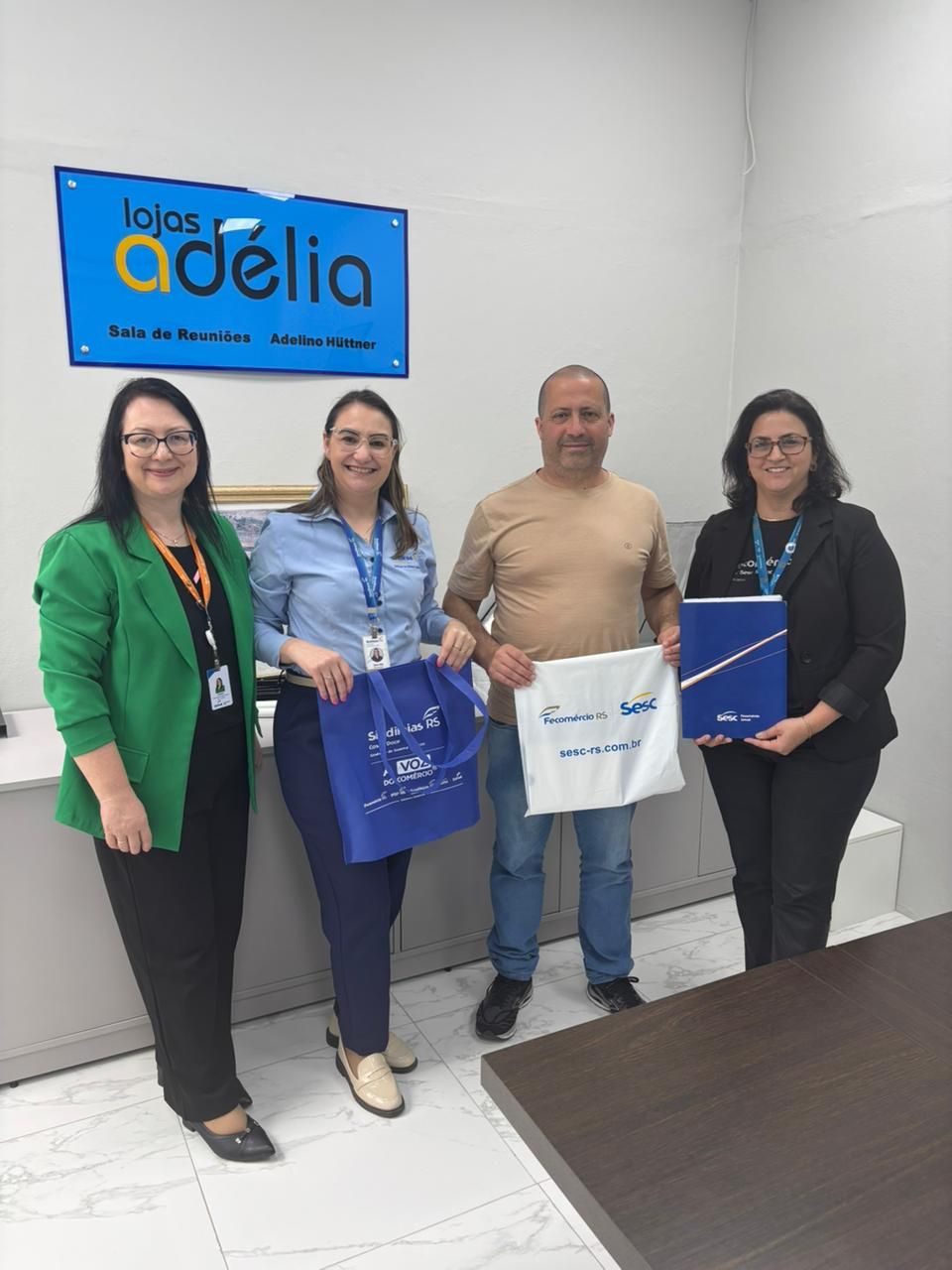 Trijuntos visita Lojas Adélia em São Lourenço do Sul e apresenta os benefícios das entidades